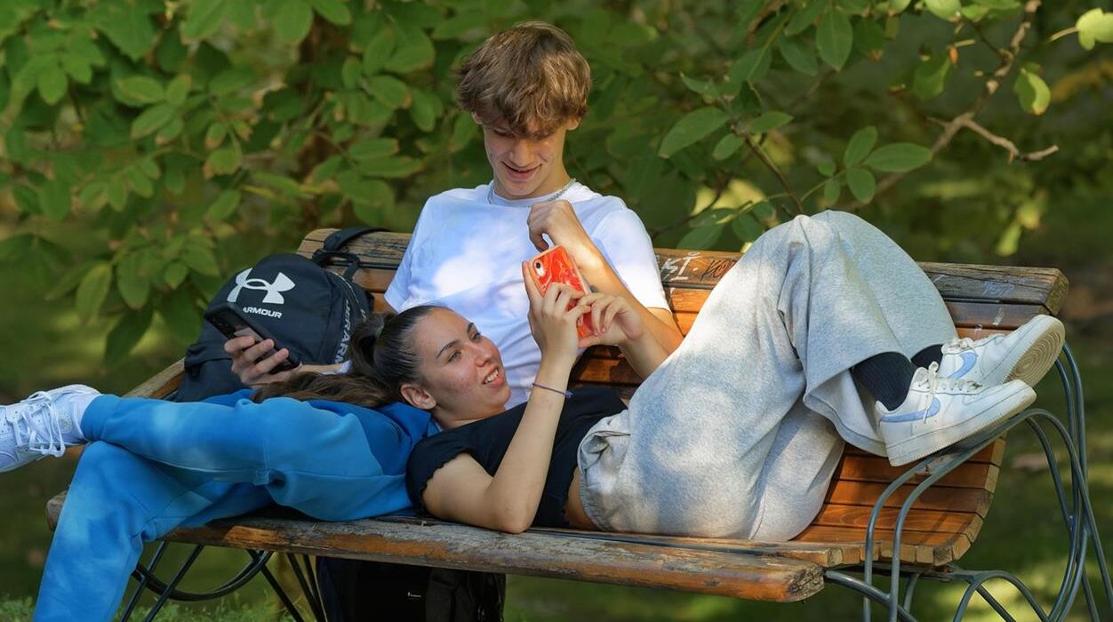 In der heutigen schnelllebigen digitalen Welt war es noch nie so einfach, neue Leute kennenzulernen. Ob Sie sich nach lockeren Gesprächen, unbeschwertem Flirten oder einfach nach neuen Bekanntschaften sehnen – Online-Plattformen bieten Ihnen eine bequeme Möglichkeit, von überall aus in Kontakt zu treten. Flirtdate ist eine solche Plattform, die speziell für neugierige, aufgeschlossene Erwachsene entwickelt wurde, die neue virtuelle Kontakte knüpfen möchten. Mit einem unkomplizierten Anmeldeprozess und einer benutzerfreundlichen Oberfläche bietet Flirtdate einen Ort, an dem Chatten und Kennenlernen neuer Kontakte schnell, einfach und unterhaltsam sind.