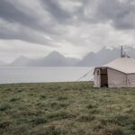 Campingurlaube gehören zu den beliebtesten Möglichkeiten, Europa zu entdecken und dabei Natur, Freiheit und Zeit mit Familie und Freunden zu genießen. Von sonnigen Mittelmeerstränden bis hin zu idyllischen Rückzugsorten auf dem Land bietet Camping Reisenden ein einzigartiges und unvergessliches Urlaubserlebnis. Wer den perfekten Campingurlaub plant, findet bei Suncamp Holidays eine vertrauenswürdige Plattform, die das Finden und Buchen der besten Campingplätze Europas einfach und bequem macht. Mit jahrzehntelanger Erfahrung in der Campingbranche bietet Suncamp Reisenden sorgfältig ausgewählte Reiseziele, familienfreundliche Unterkünfte und einen unkomplizierten Buchungsprozess, der Reisepläne in unvergessliche Erlebnisse verwandelt.