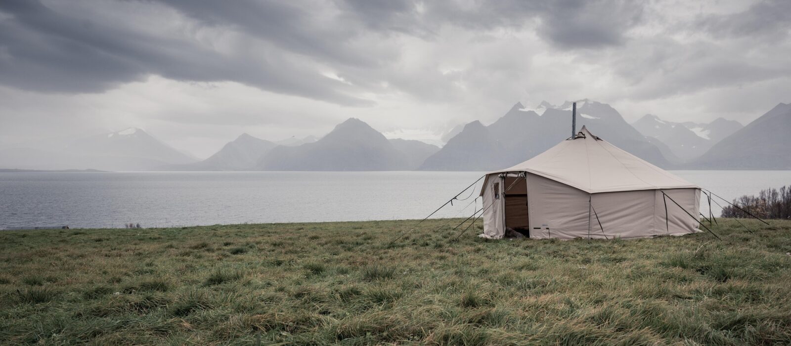 Campingurlaube gehören zu den beliebtesten Möglichkeiten, Europa zu entdecken und dabei Natur, Freiheit und Zeit mit Familie und Freunden zu genießen. Von sonnigen Mittelmeerstränden bis hin zu idyllischen Rückzugsorten auf dem Land bietet Camping Reisenden ein einzigartiges und unvergessliches Urlaubserlebnis. Wer den perfekten Campingurlaub plant, findet bei Suncamp Holidays eine vertrauenswürdige Plattform, die das Finden und Buchen der besten Campingplätze Europas einfach und bequem macht. Mit jahrzehntelanger Erfahrung in der Campingbranche bietet Suncamp Reisenden sorgfältig ausgewählte Reiseziele, familienfreundliche Unterkünfte und einen unkomplizierten Buchungsprozess, der Reisepläne in unvergessliche Erlebnisse verwandelt.