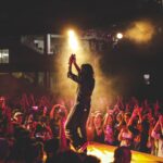 Suchen Sie nach einem unvergesslichen Abend in London in diesem Frühling? Dann ist Mamma Mia! The Party nach wie vor eines der mitreißendsten und fesselndsten Erlebnisse der Stadt. Diese einzigartige Show vereint Theater, Kulinarik und die legendäre Musik von ABBA und entführt die Gäste direkt in eine sonnenverwöhnte griechische Taverne mitten in der Hauptstadt. Hier finden Sie alle Informationen, die Sie für Ihren Besuch im April 2026 benötigen.