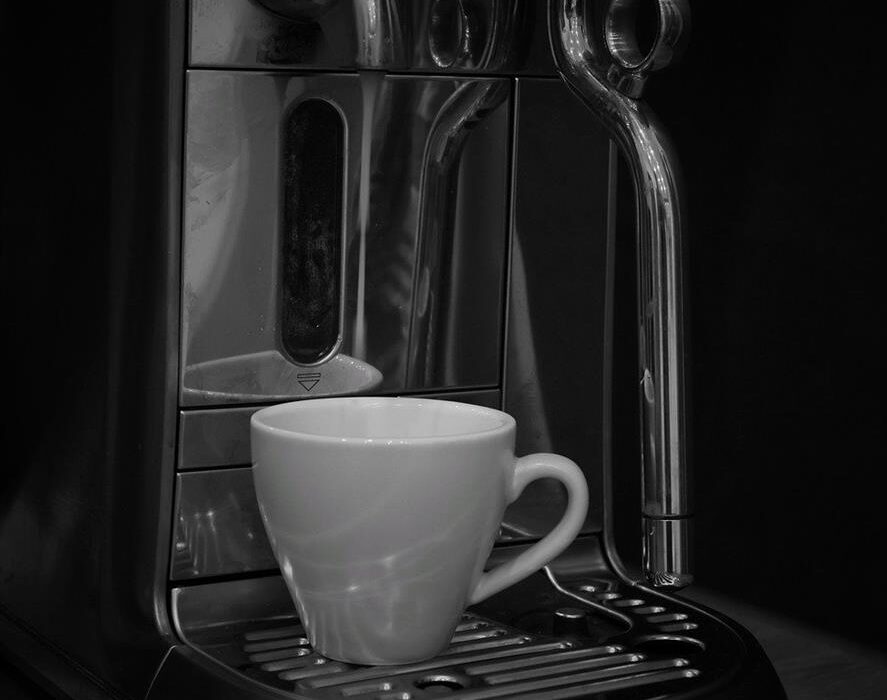Seit Jahrzehnten vereint KRUPS deutsche Ingenieurskunst, innovative Technologie und elegantes Design zu Premium-Küchengeräten. Bekannt für seine Kaffeevollautomaten und Espressomaschinen, bringt KRUPS Kaffeegenuss in Barista-Qualität direkt zu Ihnen nach Hause – komfortabel, präzise und zuverlässig. Mit Vorteilen wie kostenlosem Versand ab 30 €, Lieferung innerhalb von 3–4 Werktagen und kostenlosen Rücksendungen sorgt KRUPS dafür, dass außergewöhnlicher Kaffeegenuss mit einem reibungslosen Einkaufserlebnis beginnt.