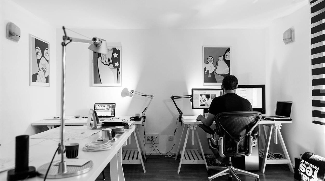 Ein produktiver Arbeitsplatz beginnt mit der richtigen Ausstattung. Ob Büroeinrichtung, Lageroptimierung oder die Neugestaltung eines kompletten Arbeitsbereichs – Schäfer Shop bietet Ihnen die Produkte, das Know-how und die Services, die Sie dafür benötigen. Mit jahrzehntelanger Erfahrung und einem umfassenden Produktportfolio unterstützt Schäfer Shop Unternehmen bei der Schaffung effizienter, organisierter und ergonomischer Arbeitsumgebungen – alles aus einer Hand.