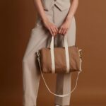 TK Maxx ist eine der bekanntesten Outlet-Ketten Europas und bietet eine große Auswahl an Designer- und Markenartikeln zu reduzierten Preisen. Das Unternehmen gehört zu TJX Companies, einem globalen Einzelhandelskonzern mit Hauptsitz in den USA. Während die Marke in den USA unter dem Namen T.J. Maxx firmiert, ist sie in Großbritannien, Irland, Deutschland, Polen und einigen anderen europäischen Ländern als TK Maxx bekannt. Seit dem Markteintritt in Europa im Jahr 1994 hat sich TK Maxx zu einem beliebten Einkaufsziel für Kunden entwickelt, die nach stilvollen Produkten zu erschwinglichen Preisen suchen.