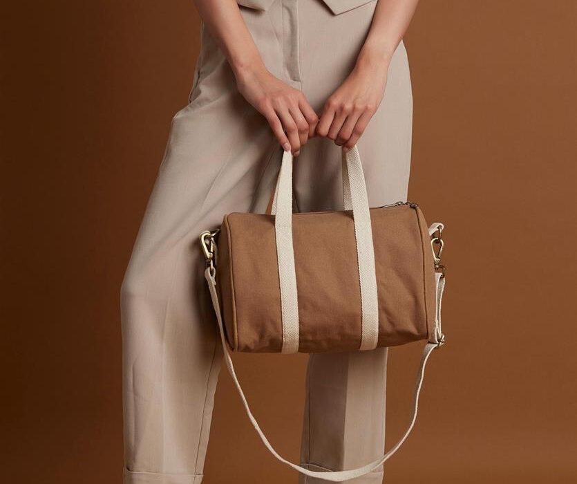 TK Maxx ist eine der bekanntesten Outlet-Ketten Europas und bietet eine große Auswahl an Designer- und Markenartikeln zu reduzierten Preisen. Das Unternehmen gehört zu TJX Companies, einem globalen Einzelhandelskonzern mit Hauptsitz in den USA. Während die Marke in den USA unter dem Namen T.J. Maxx firmiert, ist sie in Großbritannien, Irland, Deutschland, Polen und einigen anderen europäischen Ländern als TK Maxx bekannt. Seit dem Markteintritt in Europa im Jahr 1994 hat sich TK Maxx zu einem beliebten Einkaufsziel für Kunden entwickelt, die nach stilvollen Produkten zu erschwinglichen Preisen suchen.