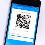 Die Wahl eines neuen Smartphones oder Mobilfunkvertrags kann verwirrend sein – verschiedene Netze, unzählige Tarife, jedes Jahr neue Geräte. mobilezone vereinfacht den Prozess, indem alles an einem Ort zusammengeführt wird. Von den neuesten Samsung Galaxy Modellen bis hin zu attraktiven Tarifen der großen Schweizer Netzbetreiber – mobilezone hilft Kunden, die optimale Kombination aus Gerät und Tarif zum besten Preis zu finden.