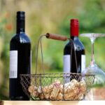 Die Art und Weise, wie Menschen Wein entdecken und kaufen, hat sich in den letzten Jahren dramatisch verändert. Traditionelle Weinhandlungen und lokale Weingüter spielen zwar weiterhin eine wichtige Rolle, doch der Aufstieg digitaler Plattformen hat die Erkundung der Weinwelt einfacher und zugänglicher denn je gemacht. Ein Unternehmen, das diese Transformation in Spanien maßgeblich vorantreibt, ist Decántalo, ein moderner Online-Weinshop, der sich zu einer vertrauenswürdigen Anlaufstelle für Weinliebhaber in ganz Europa und darüber hinaus entwickelt hat. Durch die Kombination von Expertenwissen, einer riesigen Weinauswahl und einem reibungslosen Online-Einkaufserlebnis definiert Decántalo den Weinkauf und -genuss neu.
