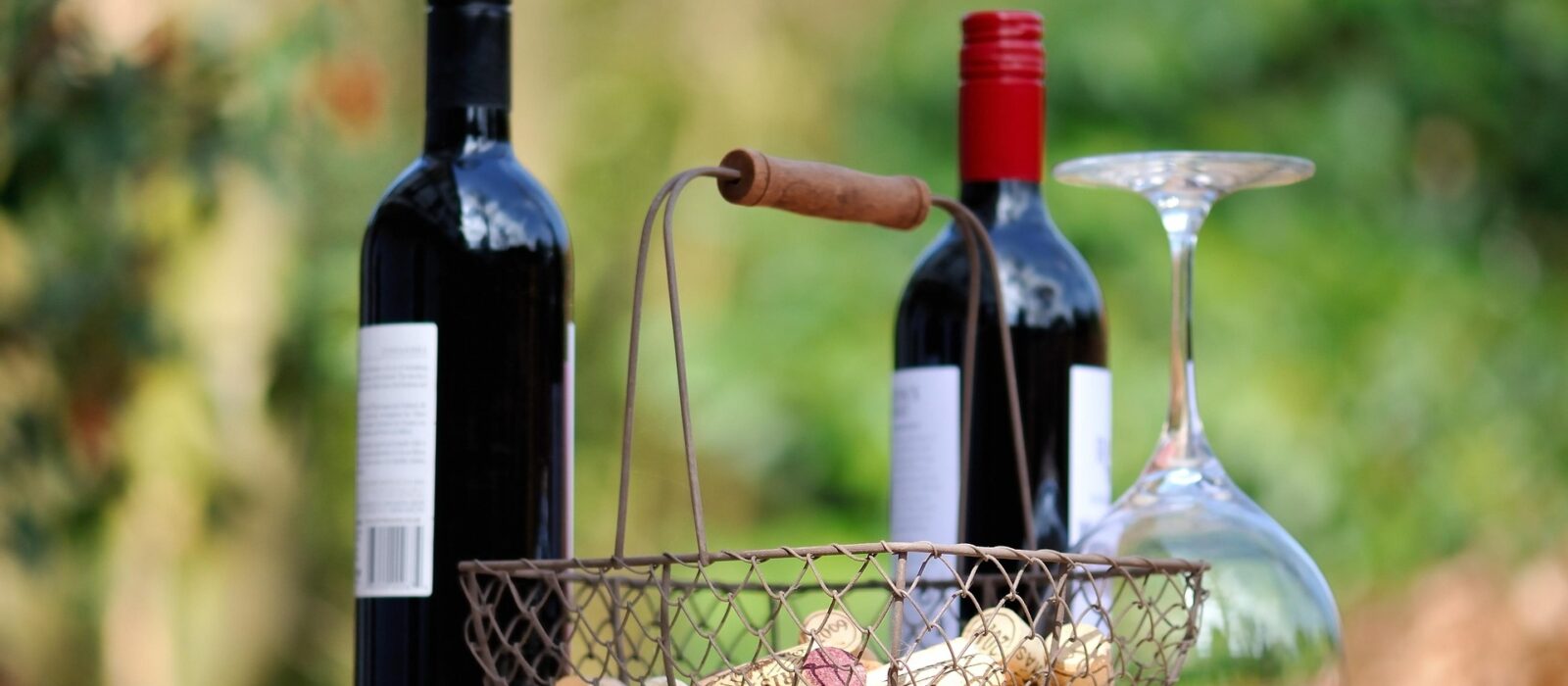 Die Art und Weise, wie Menschen Wein entdecken und kaufen, hat sich in den letzten Jahren dramatisch verändert. Traditionelle Weinhandlungen und lokale Weingüter spielen zwar weiterhin eine wichtige Rolle, doch der Aufstieg digitaler Plattformen hat die Erkundung der Weinwelt einfacher und zugänglicher denn je gemacht. Ein Unternehmen, das diese Transformation in Spanien maßgeblich vorantreibt, ist Decántalo, ein moderner Online-Weinshop, der sich zu einer vertrauenswürdigen Anlaufstelle für Weinliebhaber in ganz Europa und darüber hinaus entwickelt hat. Durch die Kombination von Expertenwissen, einer riesigen Weinauswahl und einem reibungslosen Online-Einkaufserlebnis definiert Decántalo den Weinkauf und -genuss neu.