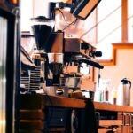 Kaffee ist in Deutschland seit Langem ein fester Bestandteil des Alltags. Ob die schnelle Tasse am Morgen oder die entspannende Pause am Nachmittag Kaffee spendet Millionen von Haushalten Wohlbefinden und Energie. Da sich moderne Küchen stetig weiterentwickeln, suchen viele nach Kaffeemaschinen, die elegantes Design mit zuverlässiger Leistung verbinden. Nobolino.de bietet eine Auswahl stilvoller Kaffeemaschinen, die die tägliche Kaffeezubereitung zu einem angenehmen und komfortablen Erlebnis machen. Mit der richtigen Kaffeemaschine wird Kaffeekochen zu Hause mehr als nur eine Routine. Es wird zum Genussmoment mit vollem Aroma, warmem Geschmack und dem Wohlgefühl eines perfekt zubereiteten Getränks.