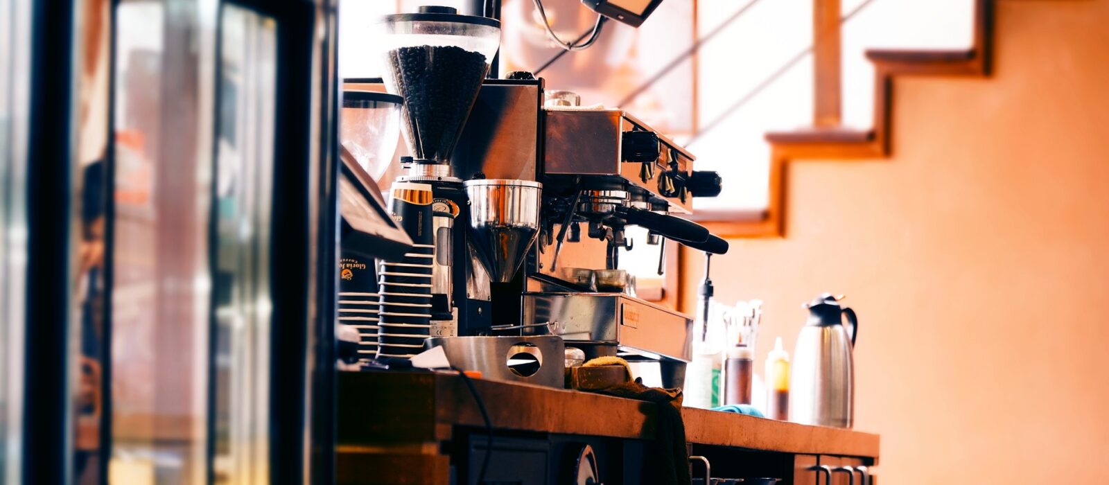 Kaffee ist in Deutschland seit Langem ein fester Bestandteil des Alltags. Ob die schnelle Tasse am Morgen oder die entspannende Pause am Nachmittag Kaffee spendet Millionen von Haushalten Wohlbefinden und Energie. Da sich moderne Küchen stetig weiterentwickeln, suchen viele nach Kaffeemaschinen, die elegantes Design mit zuverlässiger Leistung verbinden. Nobolino.de bietet eine Auswahl stilvoller Kaffeemaschinen, die die tägliche Kaffeezubereitung zu einem angenehmen und komfortablen Erlebnis machen. Mit der richtigen Kaffeemaschine wird Kaffeekochen zu Hause mehr als nur eine Routine. Es wird zum Genussmoment mit vollem Aroma, warmem Geschmack und dem Wohlgefühl eines perfekt zubereiteten Getränks.
